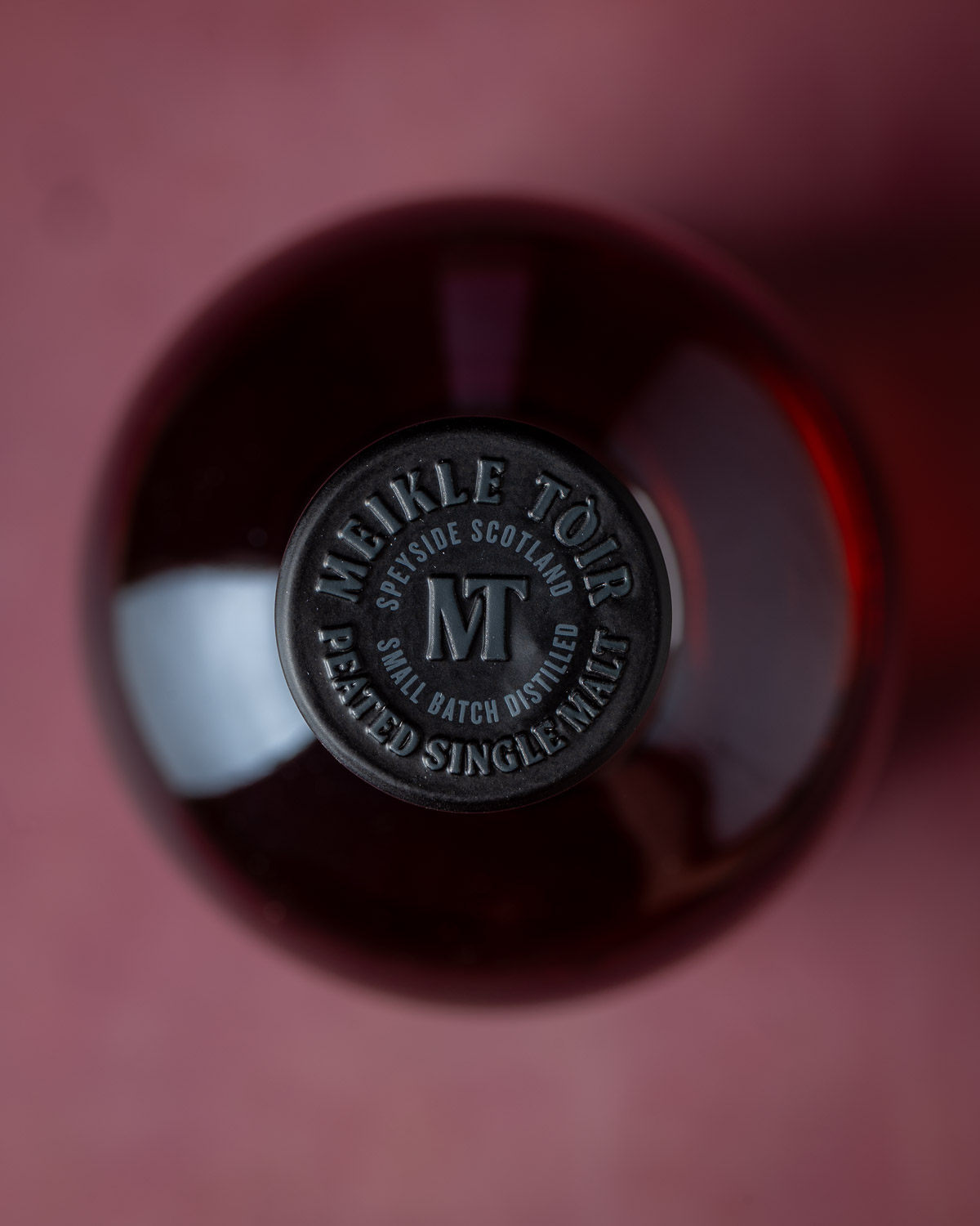 Overhead view of the Meikle Tòir stopper embossed with the distillery mark